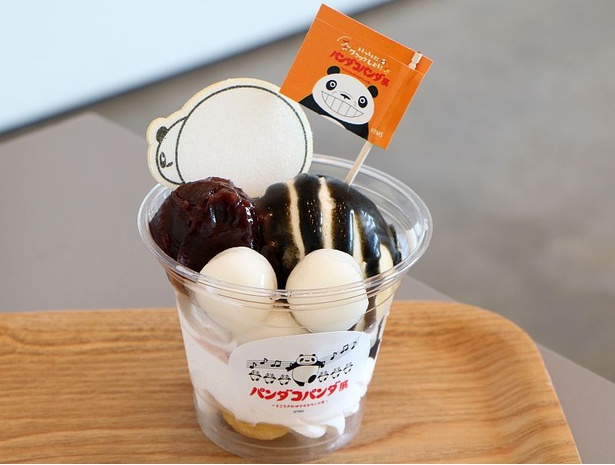 「KadoCafe」限定！パンダコパンダ展とのコラボメニュー「パンちゃんの黒ゴマあんみつおいもボール」(850円)。ほんのり温かいおいもボールと、濃厚な黒ゴマ風味を楽しもう！