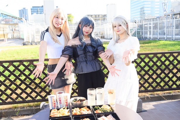 【写真を見る】開放的な空間でBBQ＆ビールを堪能するコスプレイヤーたち