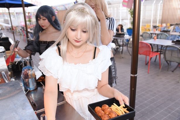 料理をよそう、コスプレイヤーのあみゅねしあさん