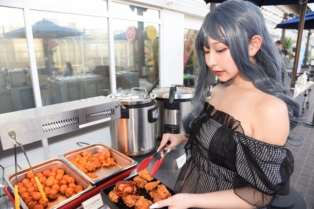 料理をよそう、コスプレイヤーのまきほさん