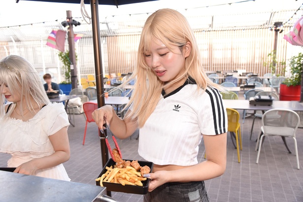 料理をよそう、コスプレイヤーの宮御なでさん