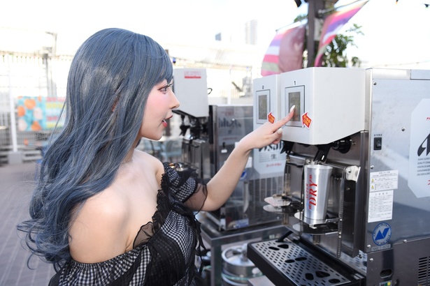 専用のビールサーバーでアサヒスーパードライを注ぐまきほさん