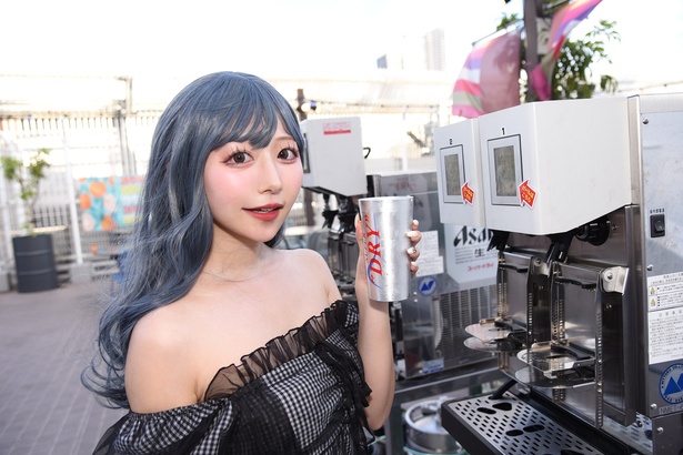 専用のビールサーバーでアサヒスーパードライを注ぐまきほさん