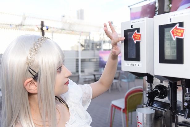 専用のビールサーバーでアサヒ生ビール 黒生を注ぐあみゅねしあさん