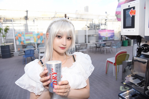 専用のビールサーバーでアサヒ生ビール 黒生を注ぐあみゅねしあさん