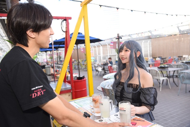 カウンターでオリジナルサワーを受け取るまきほさん