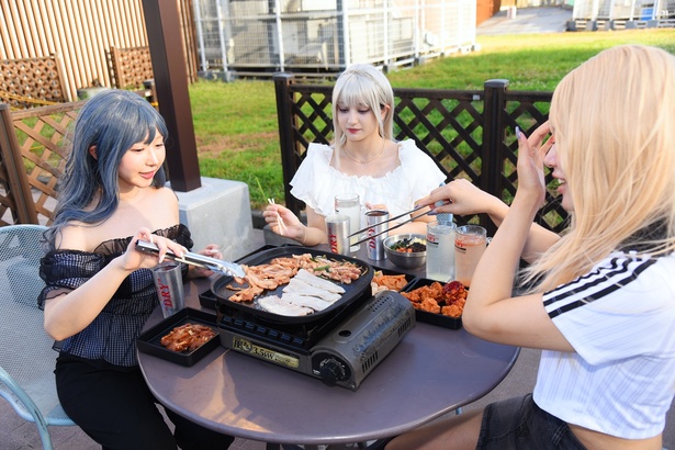 開放的な空間でコリアンBBQ＆キンキンに冷えたビールを満喫