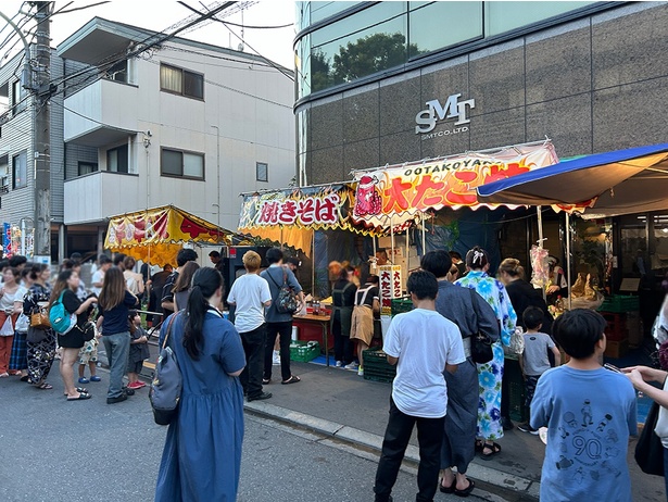 河川敷に出る手前の旧川甚通り沿いに出店している屋台