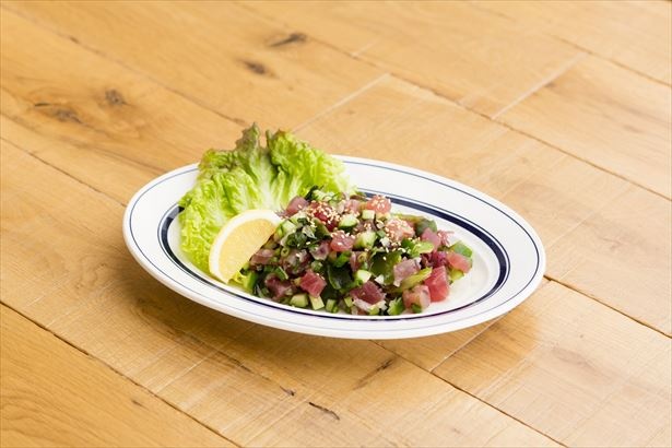 通常メニューで人気の「アヒポキ」(税抜750円)は、アヒと海藻、香味野菜を醤油ダレで混ぜたもの