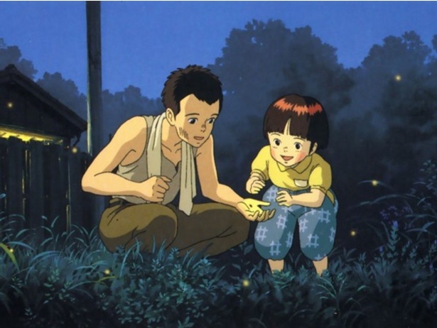 夜の草むらで蛍を見つめる清太と節子