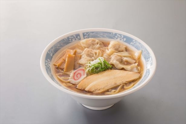 「こだわりスッキリ醤油 喜多方ラーメン」(699円) の麺は太めの平打ち縮れ麺を使用