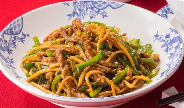 「牛肉のチンジャオロース 1.5 倍」(899円)は肉も野菜もボリュームアップ