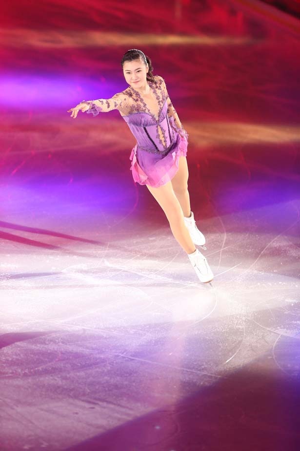 オープニングゲストには、プロフィギュアスケーターの村上佳菜子が来場