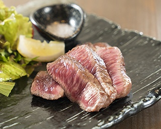 九州の食材を存分に味わう！炭火焼きと魚料理が自慢の隠れ家的な居酒屋