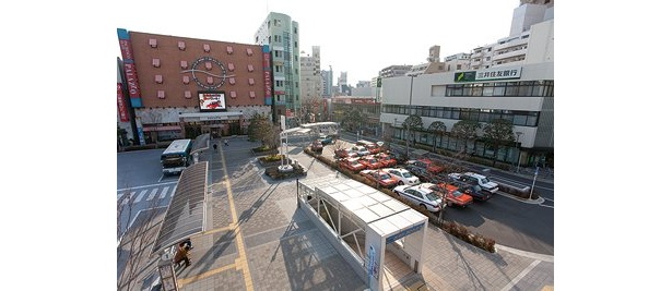 駅前バスターミナルの地下に東口・中央口合わせて9千台クラスの駐輪場がある