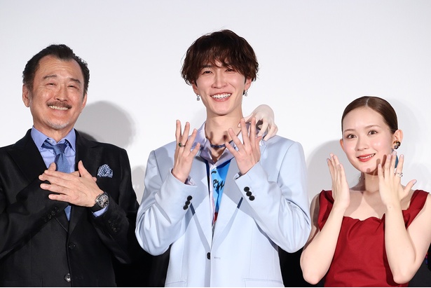 映画「事故物件ゾク 恐い間取り」公開前夜祭イベントに(左から)吉田鋼太郎、渡辺翔太、畑芽育らが登壇した