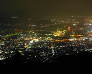 【福岡観光ガイド】100億ドルの夜景！新日本三大夜景にして“恋人の聖地”「皿倉山」