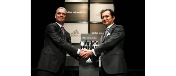 コーセー代表取締役社長の小林一俊氏とアディダスジャパン代表取締役パスカル・マルタン氏