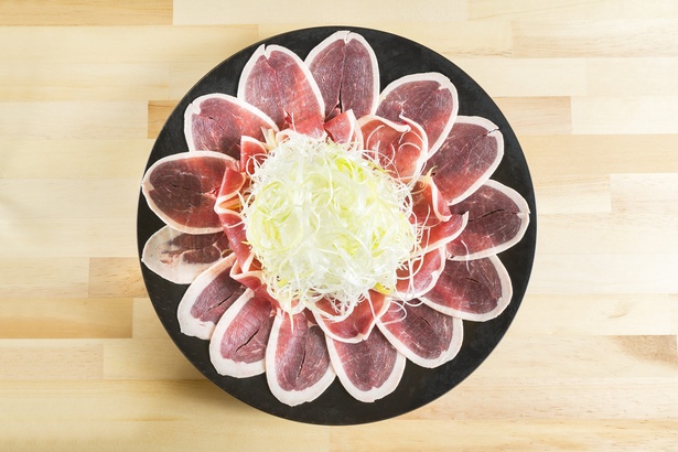 【写真を見る】バラの花びらのように盛られた鴨肉が美しい