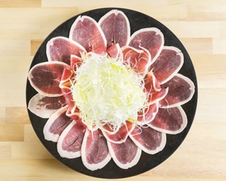 フォトジェニックな美しゃぶしゃぶ！ロゼ色鴨肉を“博多だし”で味わう
