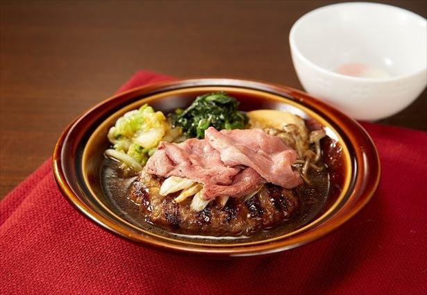 【写真を見る】人気のビーフハンバーグとローストビーフをアレンジ！「デニーズ風 すき焼きビーフハンバーグ ローストビーフ添え」(1294円)