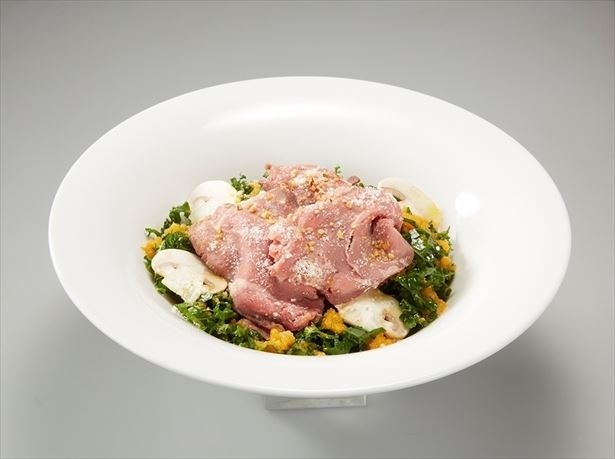 シャキシャキ食感のケールと、しっとり柔らかなローストビーフを味わう「ローストビーフとケールのサラダ」(538円、セット価格432円)