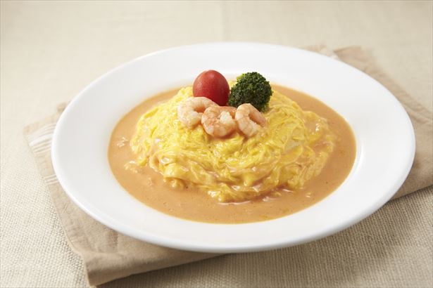 オマール海老のコクと旨味が溶け込んだトマトクリームソースで仕立てた「オムライス オマール海老のソース」 (970円)