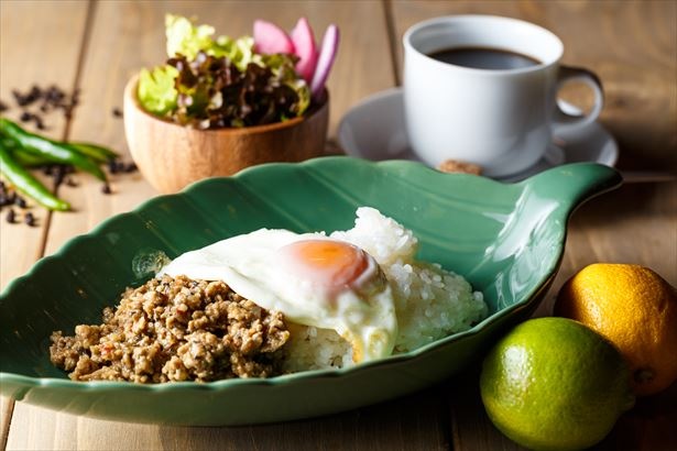 「ガパオ 鶏肉の炒めご飯」(ビュッフェ付き 税抜1490円、ビュッフェなし 税抜990円)