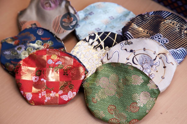 【写真を見る】袋状に縫われた20から30種の西陣織から好みのものを選ぶ/富坂綜絖店