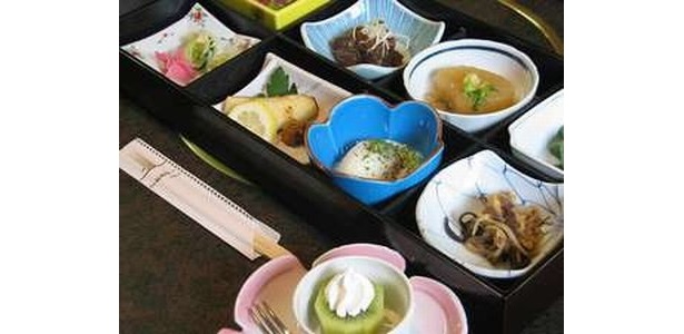 「旅館　上会津屋」　松花堂風に盛り込み。白米、おかゆをご選択。画像はすべてイメージ