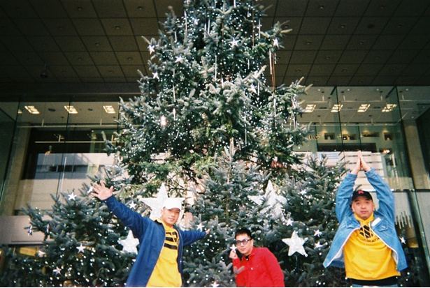 岩田屋の前にて。クリスマスツリー×DOBERMAN INFINITY　※この写真をサイン入りで読者にプレゼント！