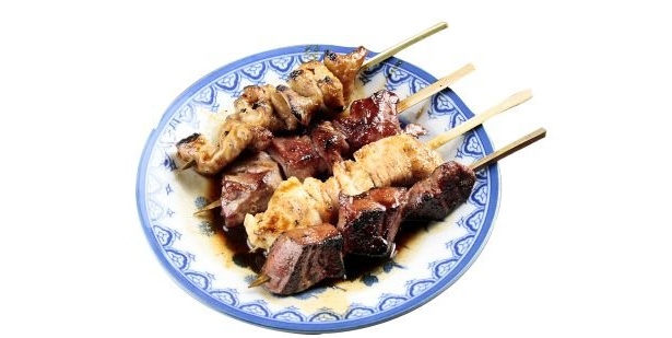 ｢いせや総本店｣のミックス焼き鳥(320円)