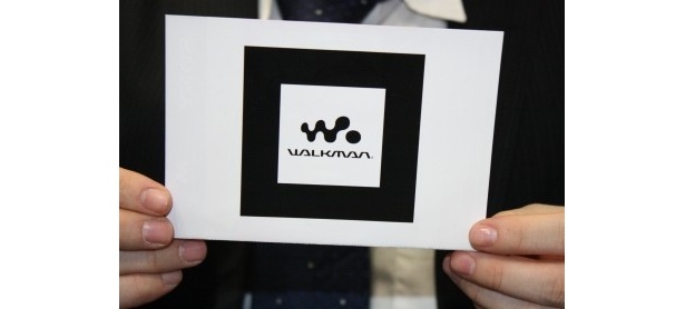 ウォークマン取り扱い店で「ARマーカー」をもらい、カメラ付きPCにかざすだけ！