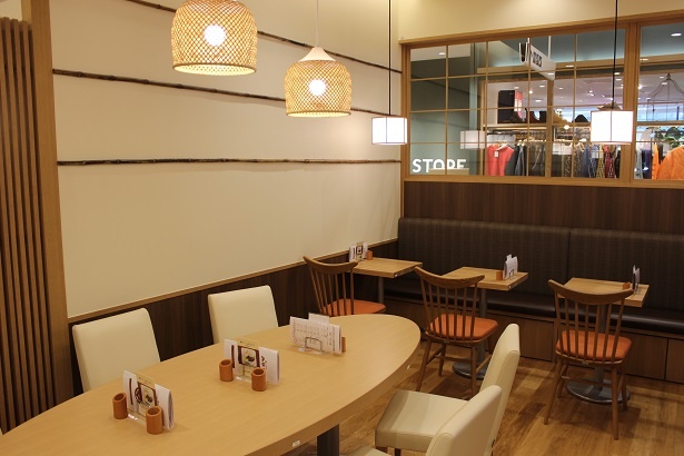 ファッションブランド店や雑貨店が立ち並ぶ中、ゆったりとした空間で、買い物疲れを癒してくれる
