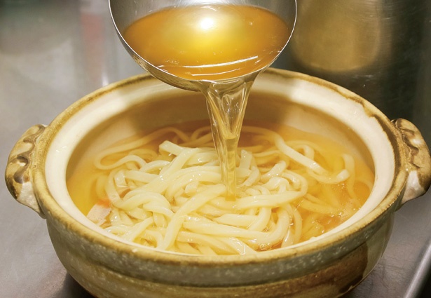 伊達鶏でダシをとったスープをたっぷり注ぐ