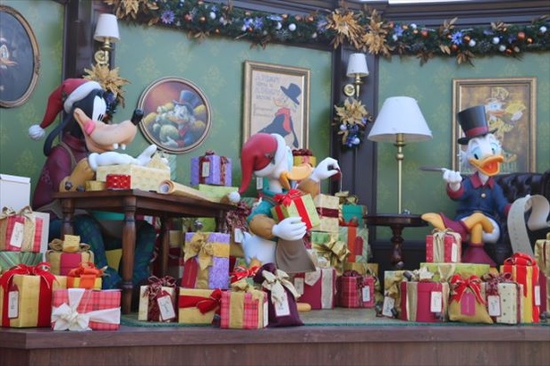 クリスマスの準備を楽しむディズニーの仲間たち