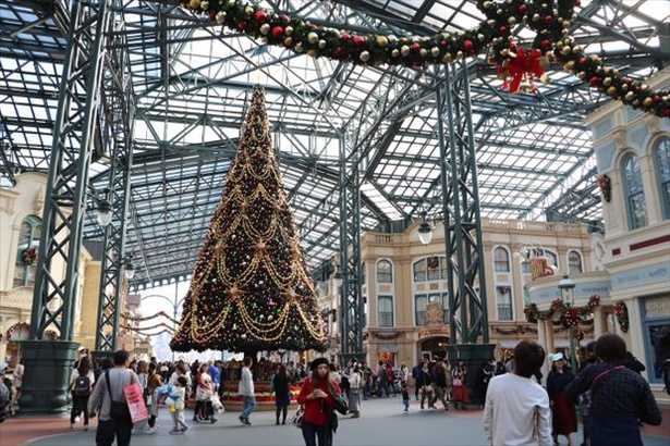 ワールドバザールの大きなクリスマスツリー
