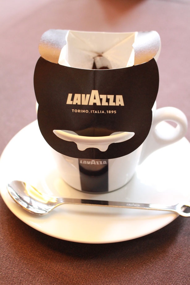 「LAVAZZA」初の日本向けオリジナル商品として、簡易ドリップタイプが登場。本格イタリアンコーヒーを手軽に楽しめる