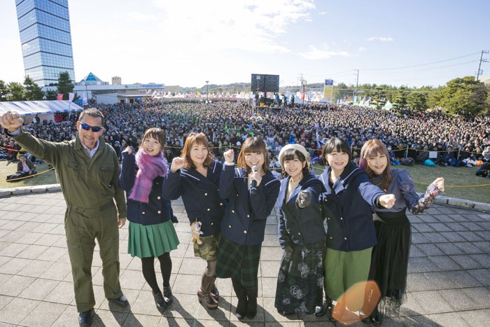 左から蝶野正洋、井口裕香、中上育実、渕上舞、茅野愛衣、尾崎真実、佐咲紗花。後方には本年から用意された来場者向けの大型モニターが!