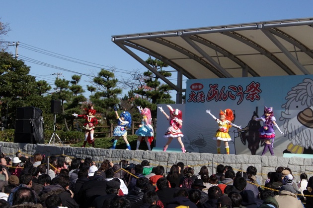 ステージ前方にお子さま&親子連れ専用スペースが用意され、子どもたちも「キラキラ☆プリキュアアラモード」ショーに夢中