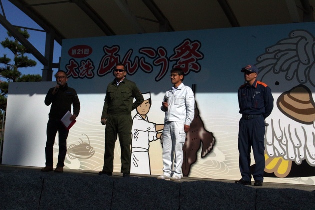大洗町の方々と地域防災を語る蝶野選手(左から2番目)。来場者は地域毎の防災体制を知っておくことの大切さを胸に刻んでいた