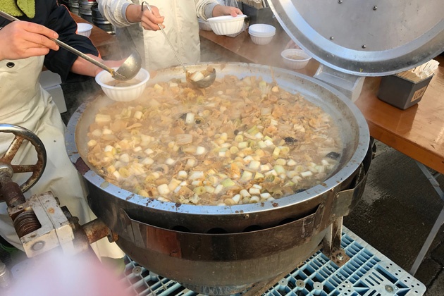 こちらは商店街で販売されていた「あんこう汁」。現地では「あんこうの唐揚げ」も人気