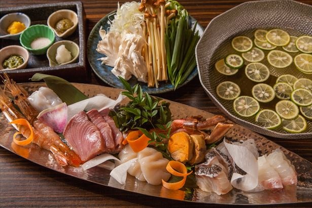 すだちが魚介の旨みを引きだす豪華な海鮮しゃぶしゃぶ
