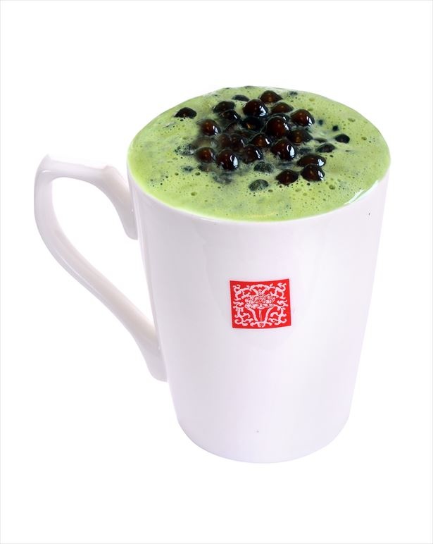 【写真を見る】こだわりの抹茶と小豆を使ったドリンクの中にはもちもちのタピオカが！
