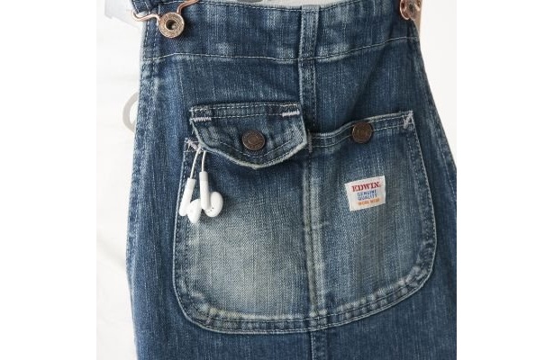 音楽プレーヤーも収納しやすい落下防止を重視したフラップポケットとスナップポケットを配したビブポケット