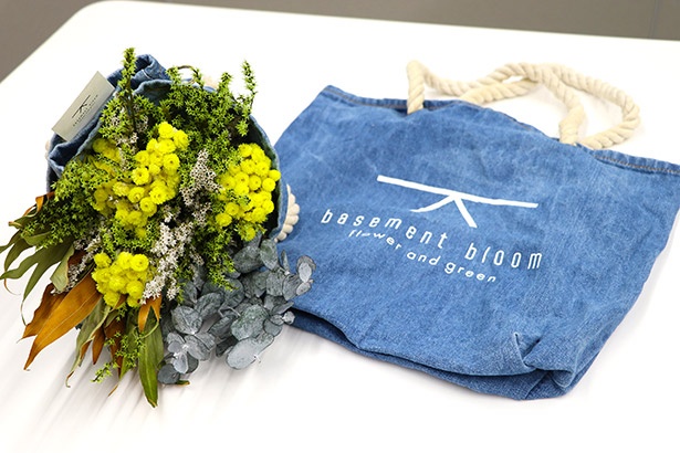花束もバッグも、女性にとっては嬉しい品だ