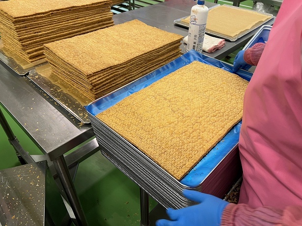 焼き上がったパイ生地は1枚1枚丁寧に重ねられていく