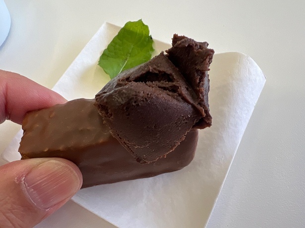 「ミルフィーユ」のチョコレートに「カカオアイスデザート」をディップ