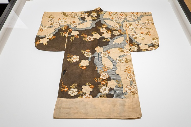『振袖 黒綸子地梅樹竹模様』桂昌院(お玉の方)所用 江戸時代 17世紀 東京・護国寺(文京区)蔵※展示終了