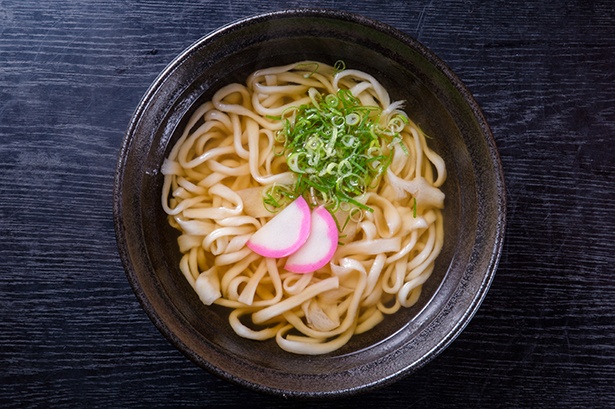 「かけうどん」(346円)。枕崎産のカツオ節をはじめ、国産素材からとったダシがスープに溶け込む
